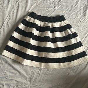 Forever 21 size small white and black puffy ruffled skirt
